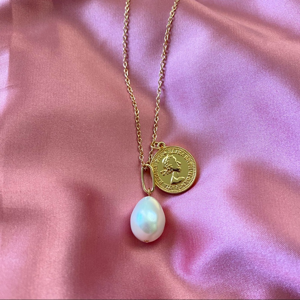 Pearl Golden Queen Coins Pendant Necklace - Picture 4 of 11